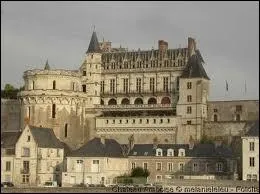 O situez-vous la ville de Chinon et son chteau ?