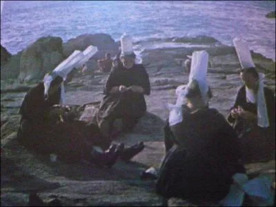 La mer est présente partout, et berce le rythme des travaux des dentellières. Les reconnaissez-vous à leur coiffe ? Elles sont du Pays...