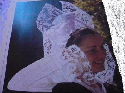 Un beau visage de jeune fille portant cette superbe coiffe, véritable architecture de dentelle. Vous la rencontrerez peut-être à La Trinité-sur-Mer. Mouvement et courbure évoquent les formes d'...