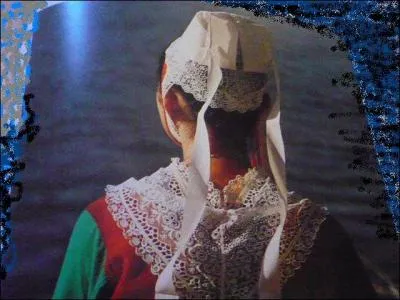 À l'inverse de la coiffe bigoudène, celle de Plogastel-Saint-Germain a perdu de son ampleur. La calotte est en dentelle surmontée d'une coiffe de ... bien ... Le ... est savant. Complétez la description.