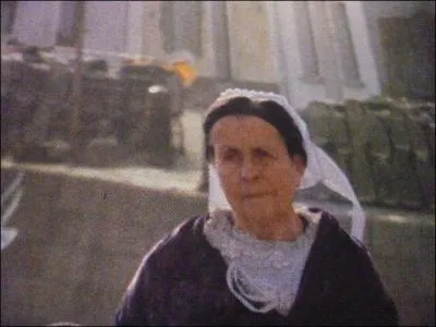 Inspirée de celles de Vendée et de Nantes, une coiffe dont les brides sont laissées libres sur les côtés. Rendez-vous à la Pointe des Poulains, aux Aiguilles de Port-Coton.