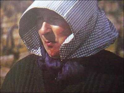 Cette femme porte une coiffe très simple qui lui permettait de protéger son visage des coups de soleil et des piqûres d'insectes. À quelle occasion nouait-elle la "venaise" sous son cou ?