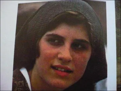 Pas d'embarras de coquetterie. Ce simple mouchoir enserre la chevelure afin qu'elle ne gêne pas lors des travaux des champs. Certainement dans la campagne, aux alentours de Mont-de-Marsan.