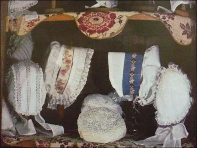 De dentelle, de linge fin brodé, les coiffes des femmes sont portées pour des fêtes rétrospectives. Exposées au musée de Moissac, elles sont posées sur des marottes. Qu'est-ce qu'une marotte ?