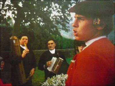 Revêtus du costume traditionnel "ossalois" : pantalon court, bas de laine, veste rouge et béret noir, les habitants de Laruns célèbrent la fête du 15 août. Arrondissement d'Oloron-Sainte-Marie.