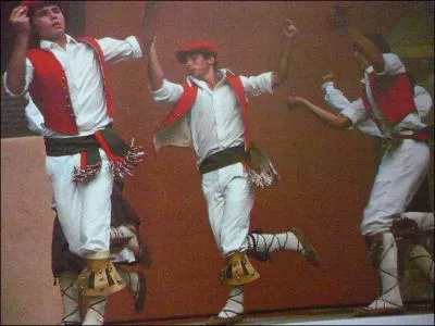 La danse au son de la ... et du ... a toujours joué un grand rôle au ... Les chorégraphies remontent loin dans le temps. Le fameux "... " étonnait les voyageurs du XVIIe siècle. Complétez.