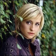 Elle a jou dans la srie Smallville et s'appelle...