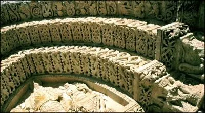 Quelle est cette commune possdant la magnifique glise romane Saint-Pierre-de-la-Tour, difice class monument historique en 1840 et inscrit au patrimoine mondial de l'UNESCO ?