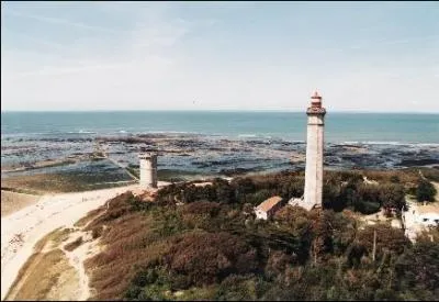 Quel est ce phare situ  la pointe ouest de l'le de R datant de 1854 et haut de 57 mtres ?