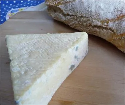 Quel est ce fromage  base de lait de brebis consomm frais avec de l'aillet, de l'ail frais ou des fines herbes, il peut aussi tre mang affin ?