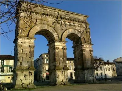 La ville de Saintes est connu pour ses vestiges gallo-romains, dont son amphithtre ri son arc de :
