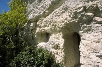 Quelle est ce bourg, o vous pouvez voir un ermitage monolithe, qui possde une tribune taille  mme le roc, une statue de Saint-Antoine d'Egypte et une autre de Saint-Martial ?