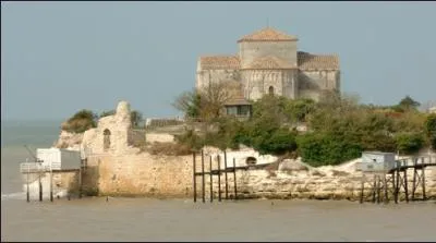 Avec son glise romane ddie  Sainte-Radegonde, juche sur la falaise, vous avez bien sr reconnu :