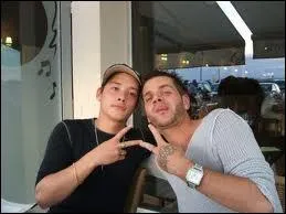 Quel est le nom de son amie qui l'accompagne partout ?