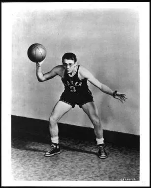 Cadeau avec ce 'gant' qui avait 'la fureur de vivre' cheville au corps et qui est mort de sa passion pour les bolides automobiles :