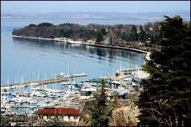 Voici la charmante ville de Thonon-les-Bains. O est-elle situe ?