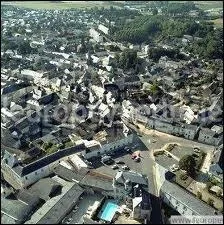 O est situe la ville de Dou-la-Fontaine abritant un zoo national ?