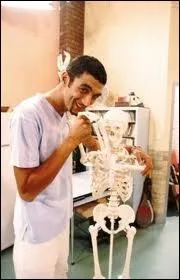 Brancardier au dbut de la srie, barman ensuite son nom est ?