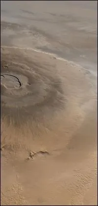 Montagne la plus haute jamais mesure, je me situe sur Mars et je culmine  27 kilomtres au dessus de ma base ; je suis nomme...