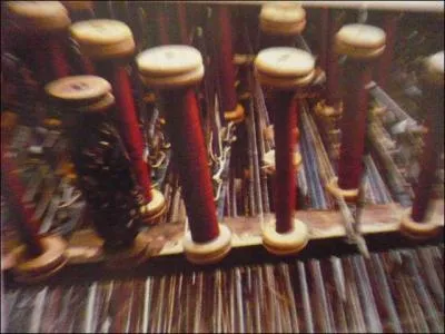 Peut-tre tourne-t-il encore chez le dernier artisan de la rgion de Saint- tienne ou bien fait-il partie des pices de muse. Qu'est-ce ?