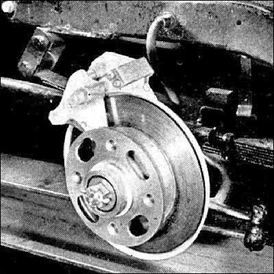 Quel vhicule de grande srie est le premier  tre quip de freins  disque en 1955 ?