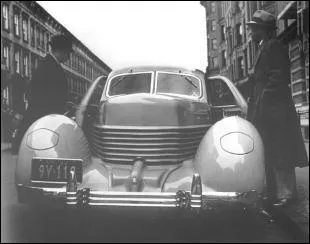 Le design automobile prend son essor dans les annes 30. Quelle est cette auto, destine aux stars de l'poque, qui possde les premiers phares rtractables ?