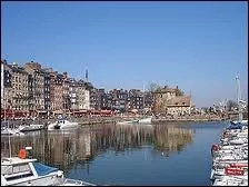Où est située la ville d'Honfleur ?