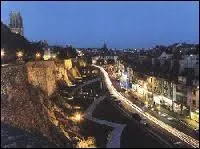 Voici Saint-L sur cette image nocturne. O est-ce ?