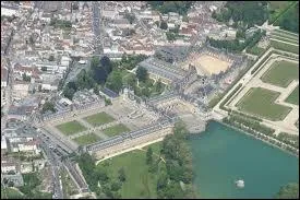 O sont localiss la ville de Fontainebleau et son chteau ?