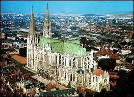 A quel dpartement appartiennent Chartres et son imposante cathdrale ?