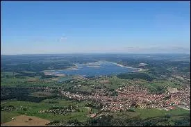 L'image reprsente un panorama de Langogne. Situez cette ville.