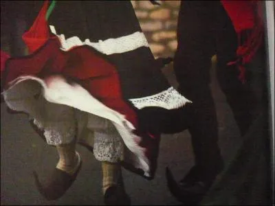 Des sabots de lgende, faits d'une pice coude en bois. La tradition voulait que le fianc en offrt une paire  l'lue, la nuit de Nol. Ils sont utiliss par les danseurs de Bethmale.