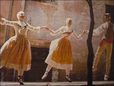 On joue sur des instruments anciens : luth, thorbe, vielle et cabrette. Des groupes de danses folkloriques retrouvent les pas d'antan. Les ruelles de Cordes s'animent, revivent  l'heure mdivale.