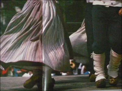 Costumes d'autrefois et sabots dcors. Les groupes folkloriques de  Gannat  maintiennent la tradition de la bourre que rythment la vielle, la cabrette, et l'accordon.
