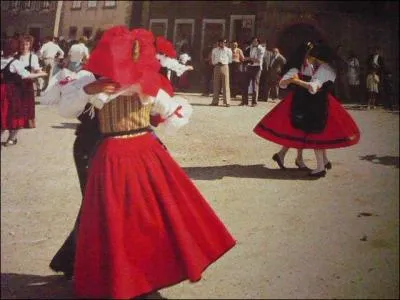 La fte du Kouglof se droule le 2e dimanche de juin,  Ribeauvill. Les groupes folkloriques dfilent et dansent dans les rues. O les rencontrerez-vous ?