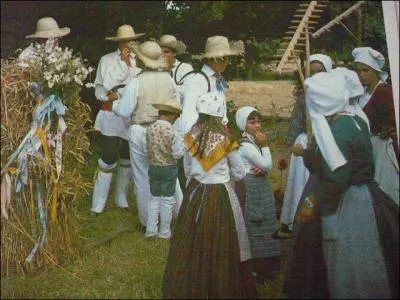 On dansera sur un petit air entranant aprs la confection de la dernire gerbe, la  gerbeaude . Autour d'une longue perche d'pis en croix, tous dansent et tournent en criant  jablotte . O ?