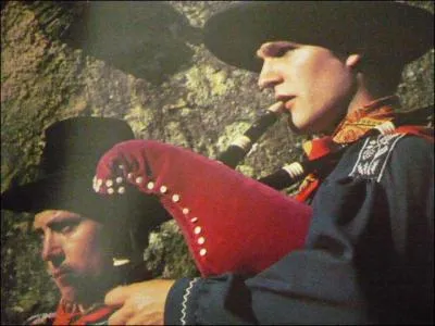 Au pays de G. Sand. Vtus de blouses brodes, coiffs du chapeau de feutre noir, pantalons serrs aux genoux, les  Gs du ...   vous entranent au rythme endiabl de la cornemuse. O ?