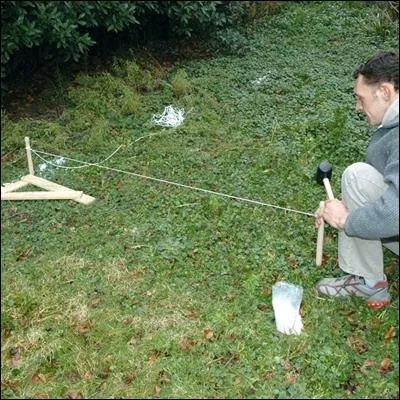 Comment s'appelle l'accessoire qu'utilise ce monsieur ?