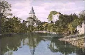 Le Lay est un fleuve qui se jette dans l'Ocan Atlantique entre les communes de l'Aiguillon-sur-Mer et de la Faute-sur-Mer situes dans le dpartement ...