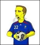 Qui est ce personnage ? Celui-ci est trs connu dans le foot. Indice : il est dans l'quipe de France entour de ses camarades comme Thierry Henry, Benzema et Gourcuff.