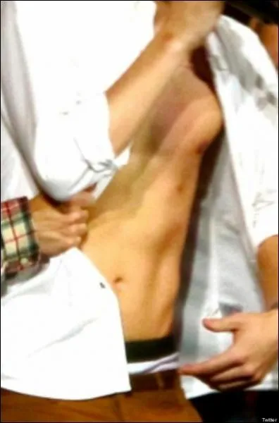 Qui lui a ouvert sa chemise lors du concert  Chicago ?