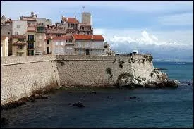 Cagnes-sur-mer est surplomb par son chteau. O se situe cette ville ?
