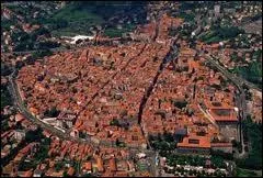 L'image correspond  la vue arienne de Riom. Quel est son dpartement ?