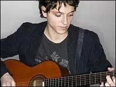 Raphal est un auteur, compositeur et interprte.