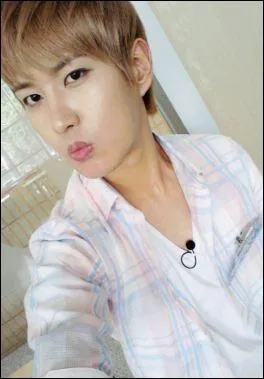 Parmi ces trois chansons, laquelle ne vient pas de son groupe ?