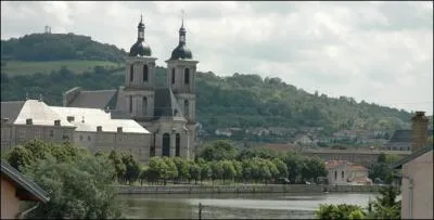 La ville de Pont--Mousson Qui a vu natre le Marchal Duroc se situe dans :