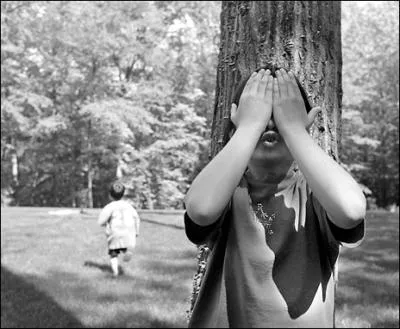 Comment se traduit le jeu du  cache-cache  en anglais ?