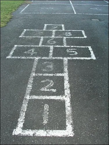 Comment se traduit  jouer  la marelle  en anglais ?