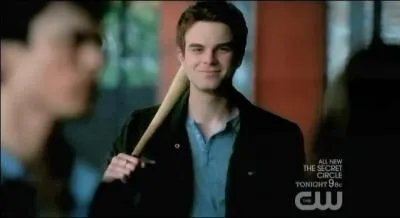 Dans la saison 3, avec quoi Kol s'amuse-t-il  taper Damon ?