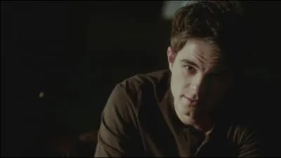 Qui lui enlve la dague que Klaus lui avait enfonce dans le coeur ?